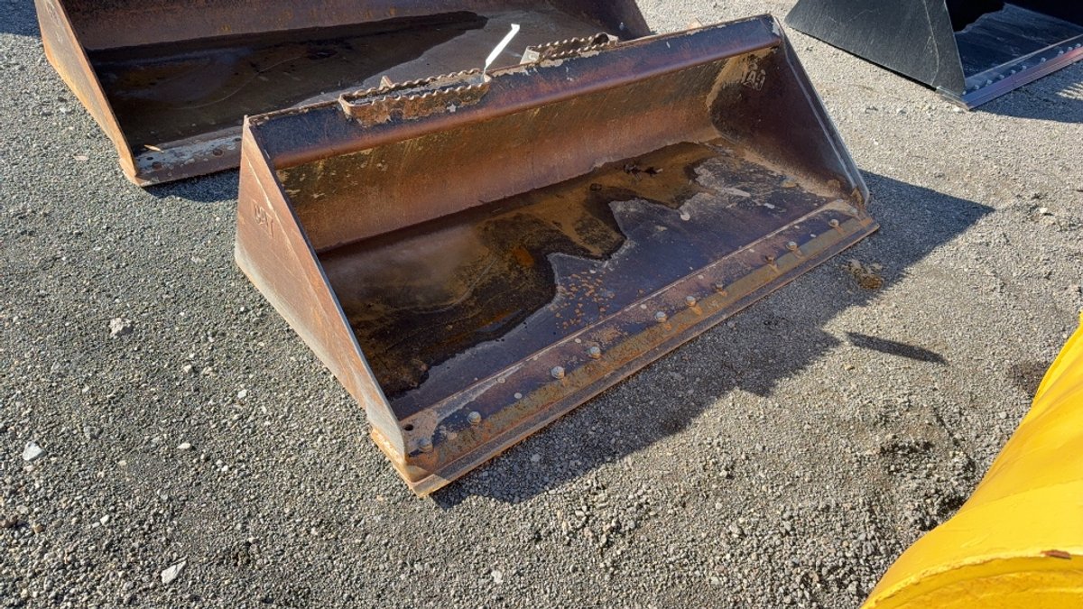 CAT 74" SKID STEER SMOOTH BUCKET