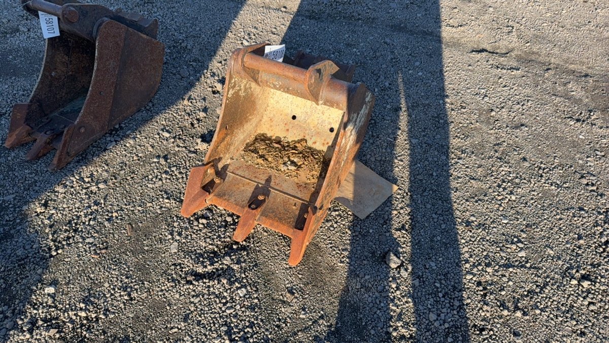 18" EXCAVATOR BUCKET