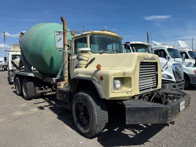 Image for 2000 MACK TANDEM AXLE CONCRETE TRUCK