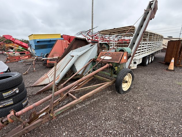 Image for NEW IDEA PULL TYPE 1 ROW CORN PICKER