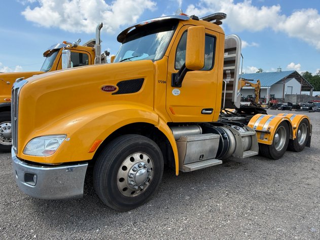 Image for 2015 PETERBILT 579 TANDEM AXLE ROAD TRACTOR