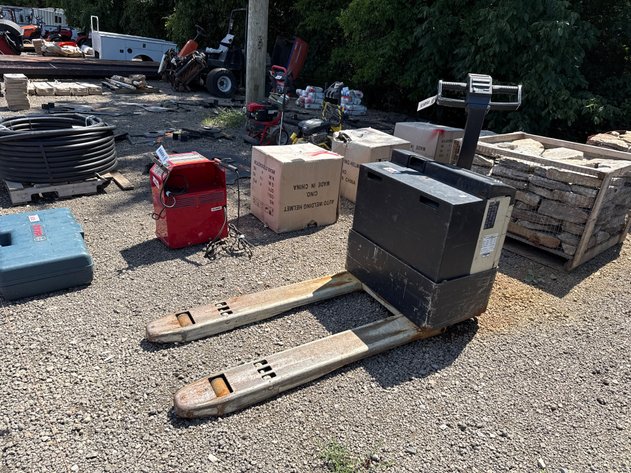 Image for CROWN ELECTRIC PALLET JACK
