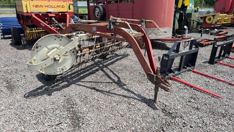 Image for IH PULL TYPE SIDE DELIVERY HAY RAKE