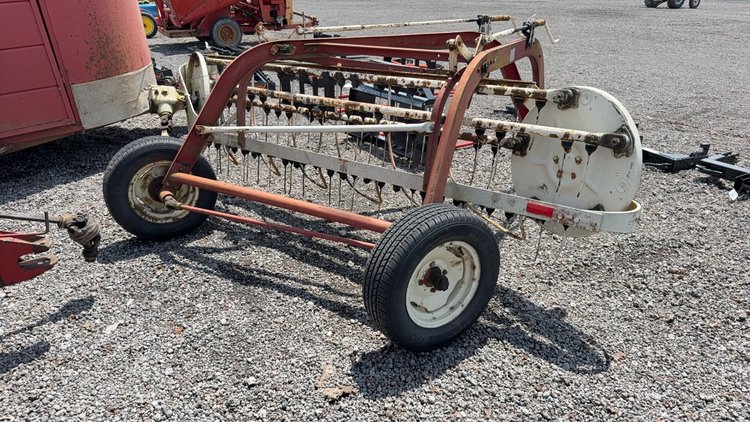 Image for IH PULL TYPE SIDE DELIVERY HAY RAKE