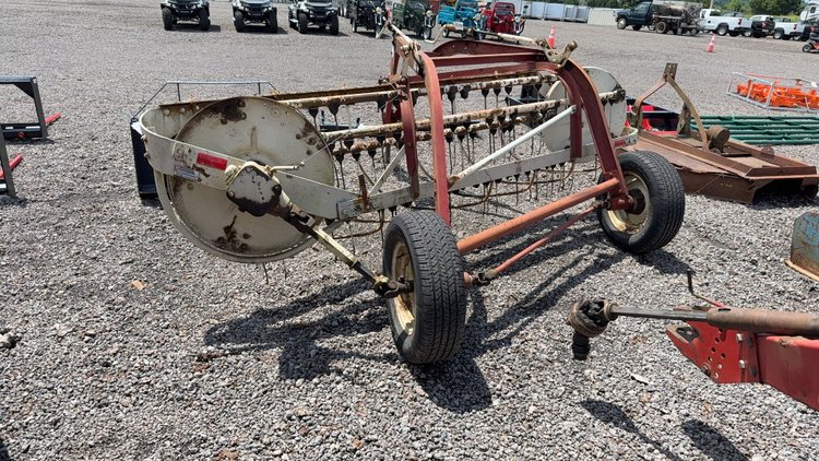 Image for IH PULL TYPE SIDE DELIVERY HAY RAKE