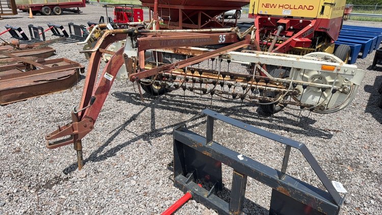 Image for IH PULL TYPE SIDE DELIVERY HAY RAKE