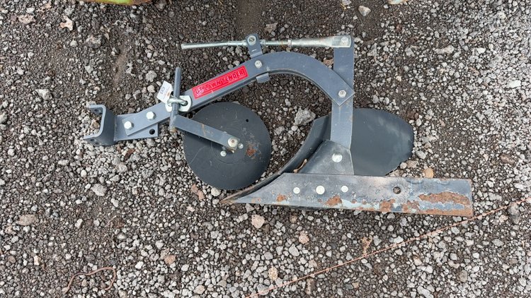 Image for GT LAWN TENDER PULL TYPE SINGLE BOTTOM PLOW