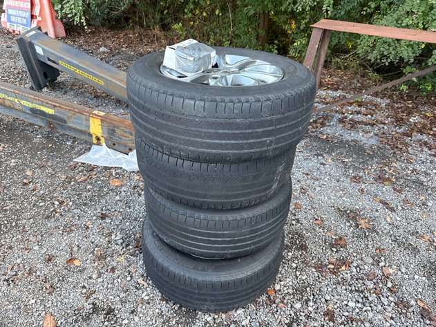 Image for QTY(4) MICHELIN P265/60 R16 TIRES ON 5 LUG JEEP WHEELS
