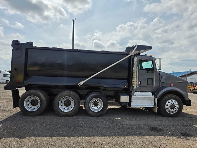 Image for 2013 KENWORTH T800 TRI AXLE DUMP TRUCK