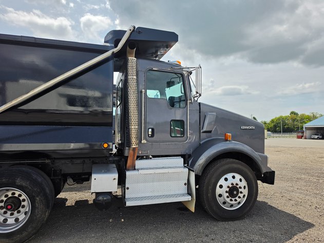 Image for 2013 KENWORTH T800 TRI AXLE DUMP TRUCK