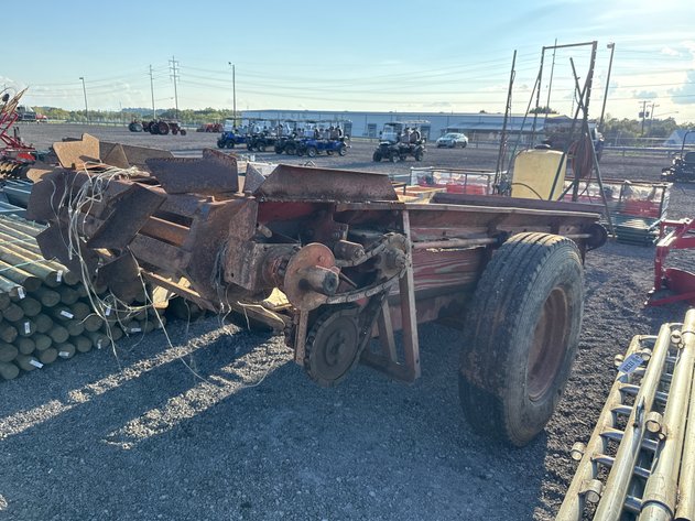 Image for MASSEY FERGUSON 11' MANURE SPREADER