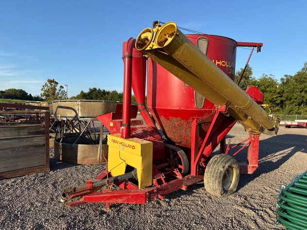Image for NEW HOLLAND 355 PULL TYPE GRINDER MIXER