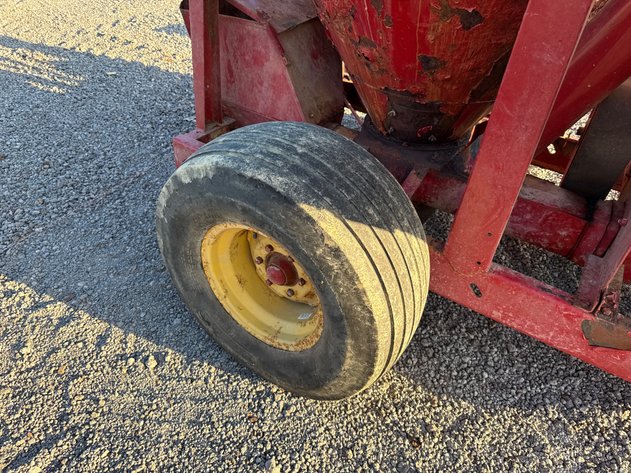 Image for NEW HOLLAND 355 PULL TYPE GRINDER MIXER