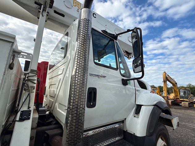 Image for 2011 INTERNATIONAL SINGLE AXLE BUCKET TRUCK