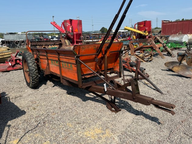 Image for NEW IDEA PULL TYPE MANURE SPREADER