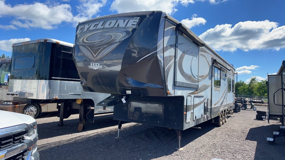 HEARTLAND CYCLONE 40 5TH WHEEL TOY HAULER