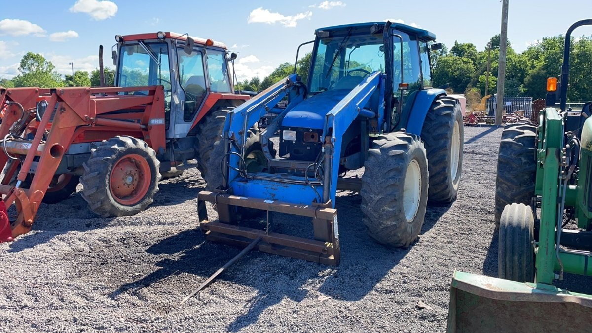 NEW HOLLAND TL100 TRACTOR