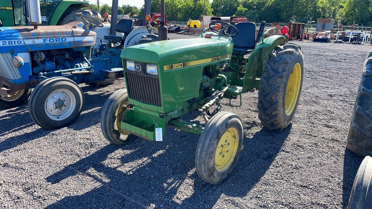 JOHN DEERE 950 TRACTOR