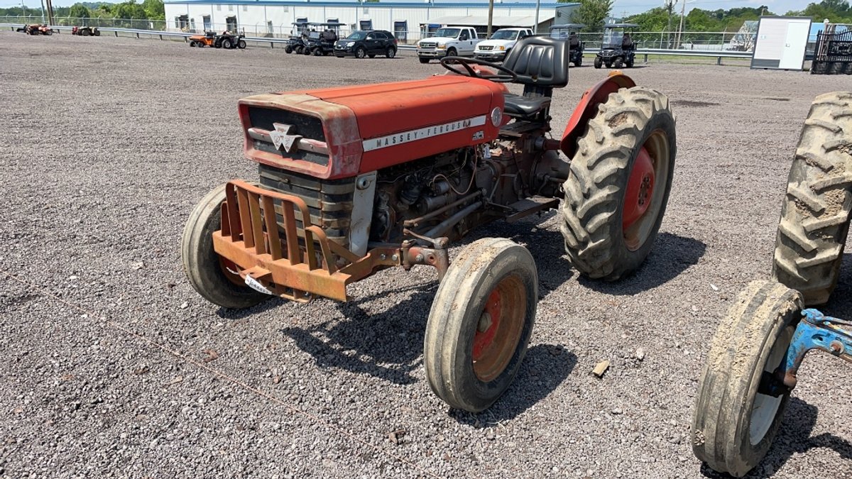 MASSEY FERGUSON 135 TRACTOR