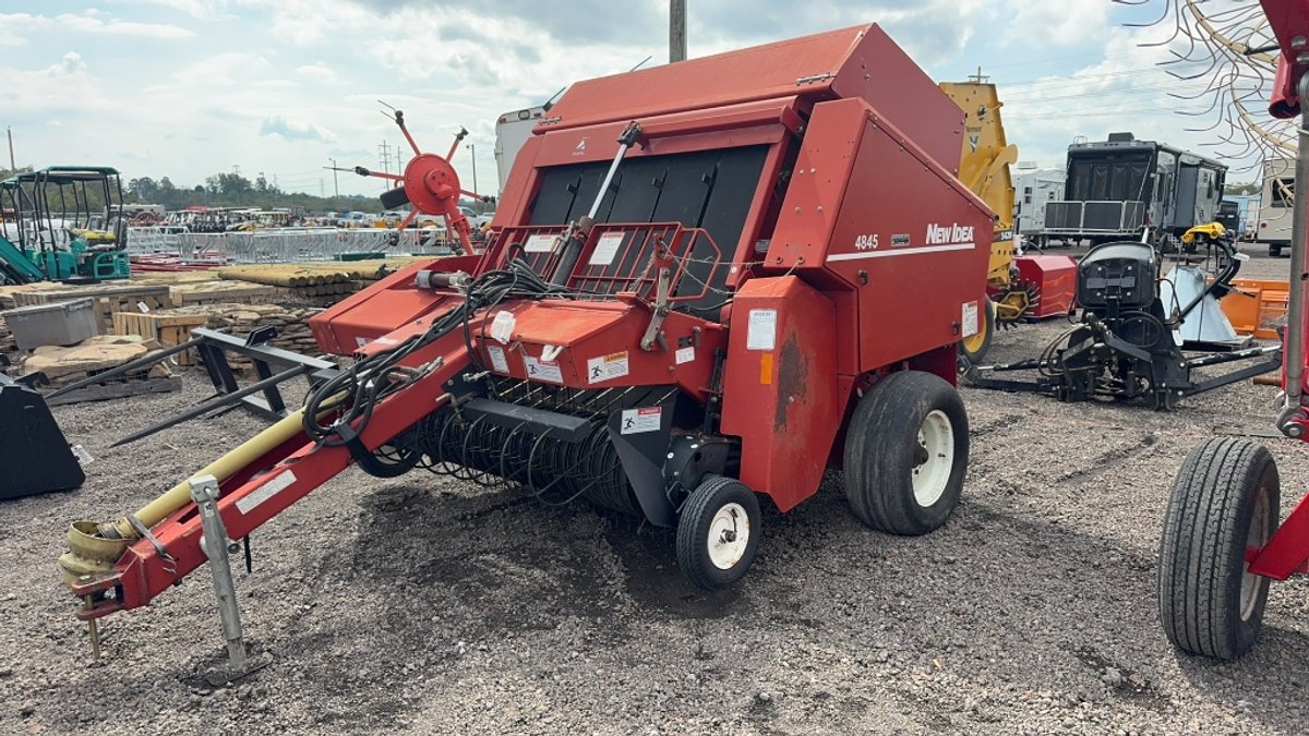 NEW IDEA 4845 ROUND BALER