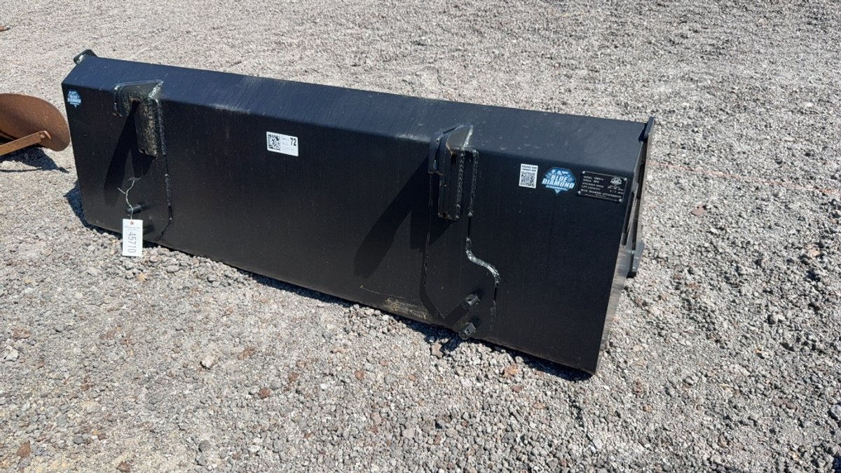 BLUE DIAMOND 72" JOHN DEERE HOOK UP SMOOTH BUCKET
