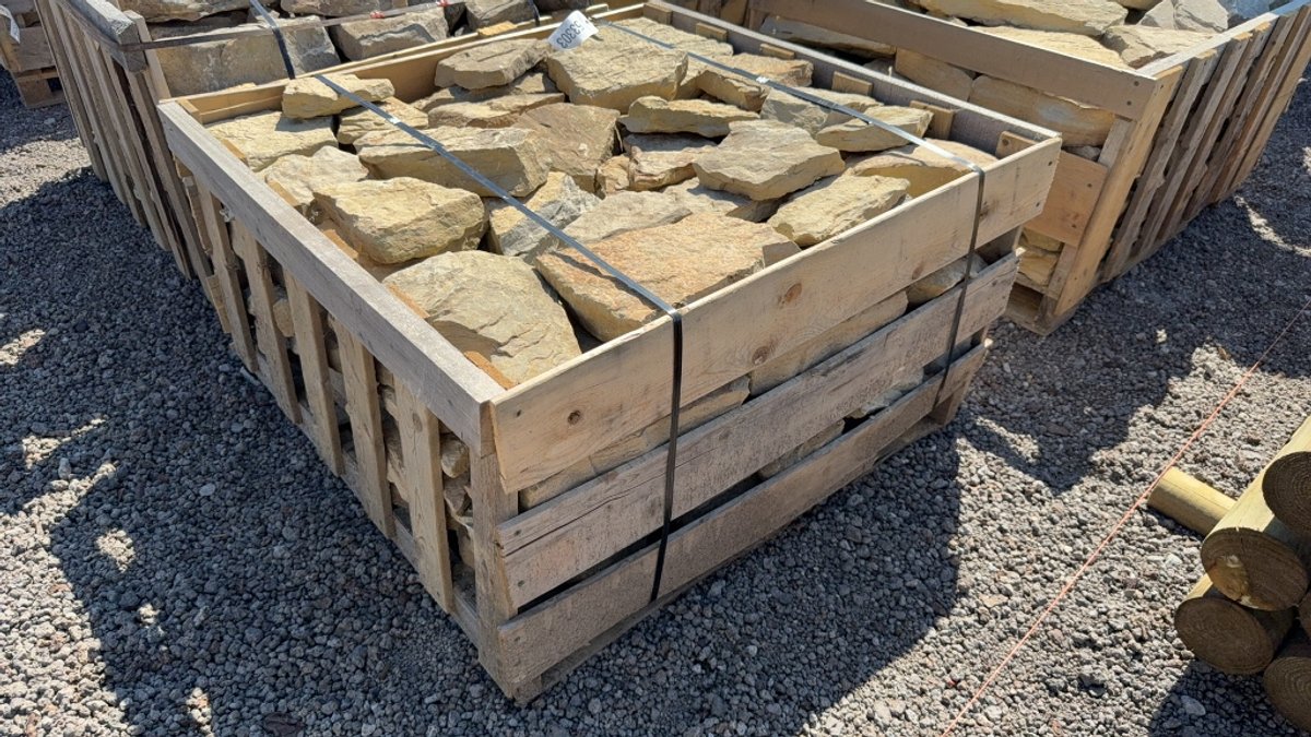 PALLET OF LANDSCAPE ROCKS