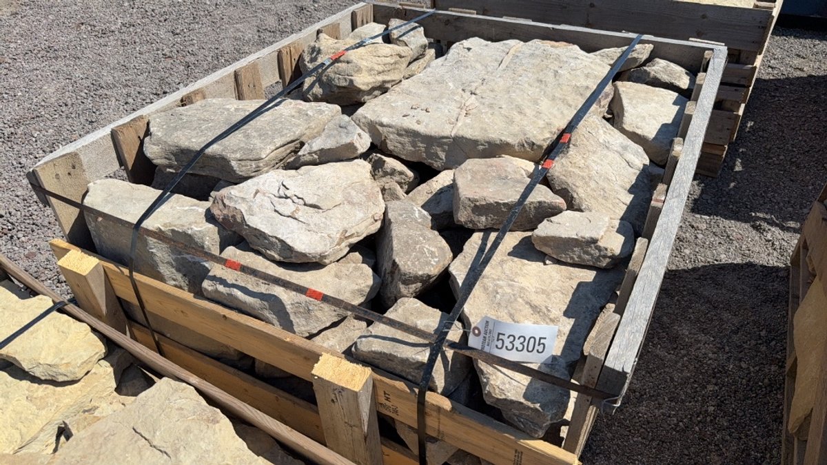 PALLET OF LANDSCAPE ROCKS