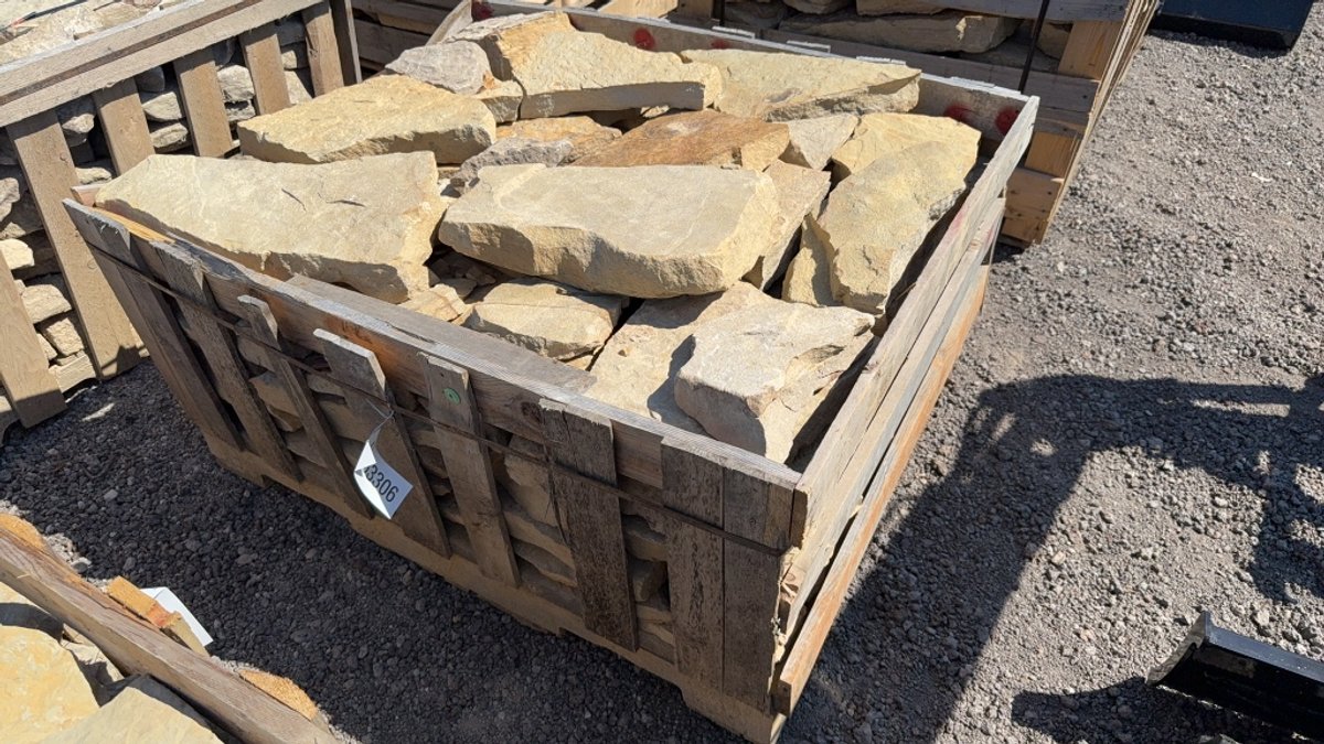 PALLET OF LANDSCAPE ROCKS