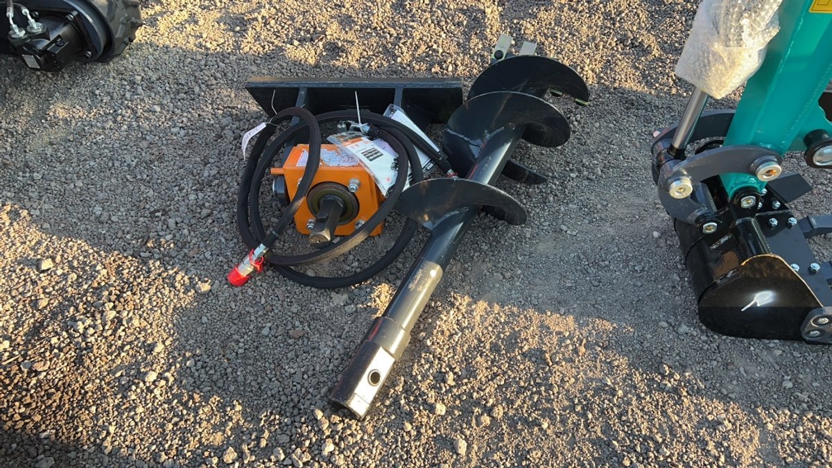 WOLVERINE DINGO POST HOLE AUGER