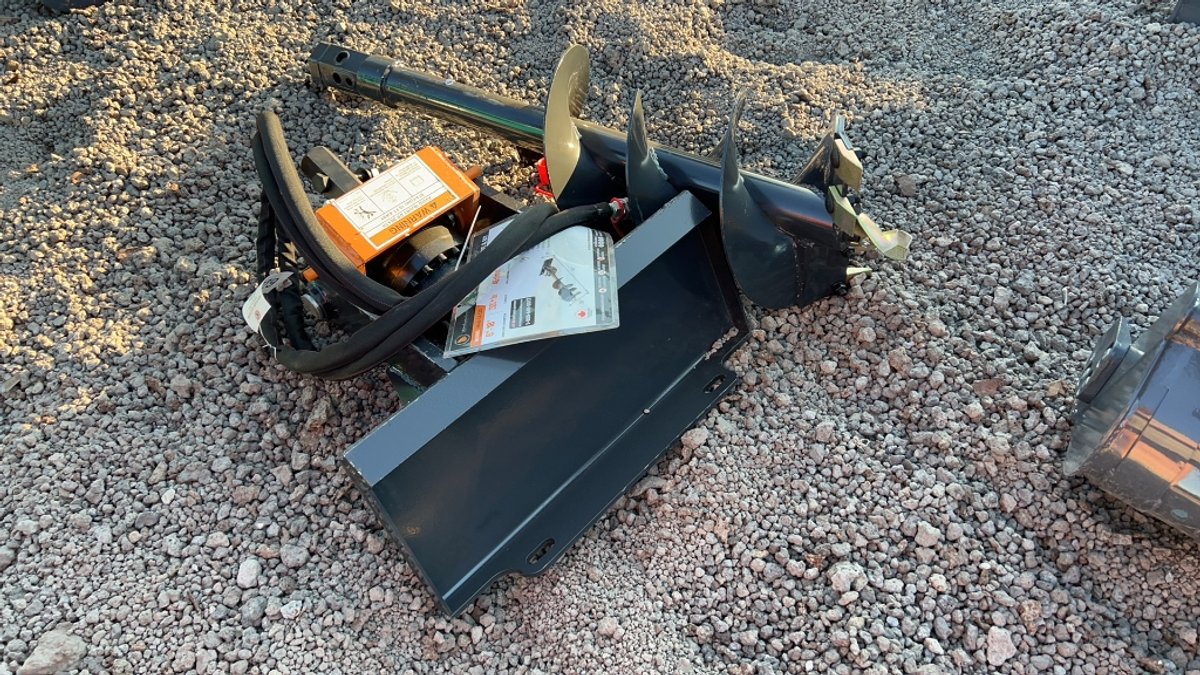 WOLVERINE DINGO POST HOLE AUGER