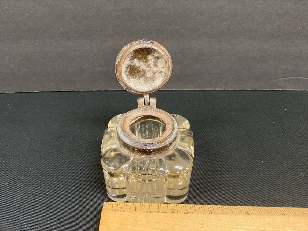 Glass inkwell