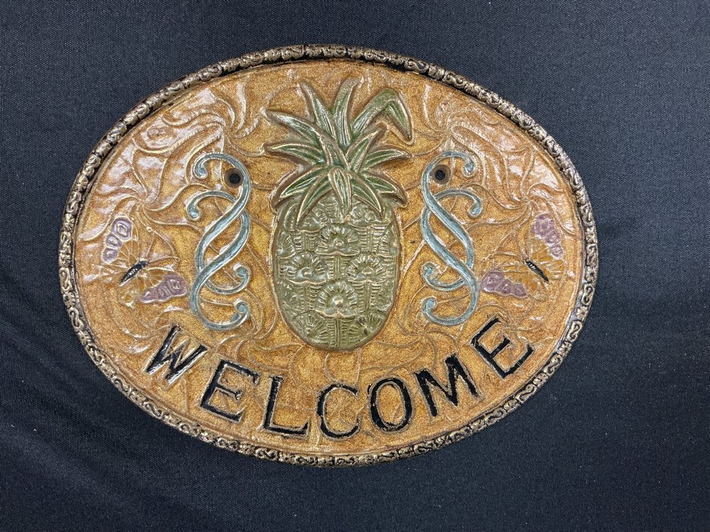 Oval Metal Welcome Plaque with Pineapple and Seahorse Design