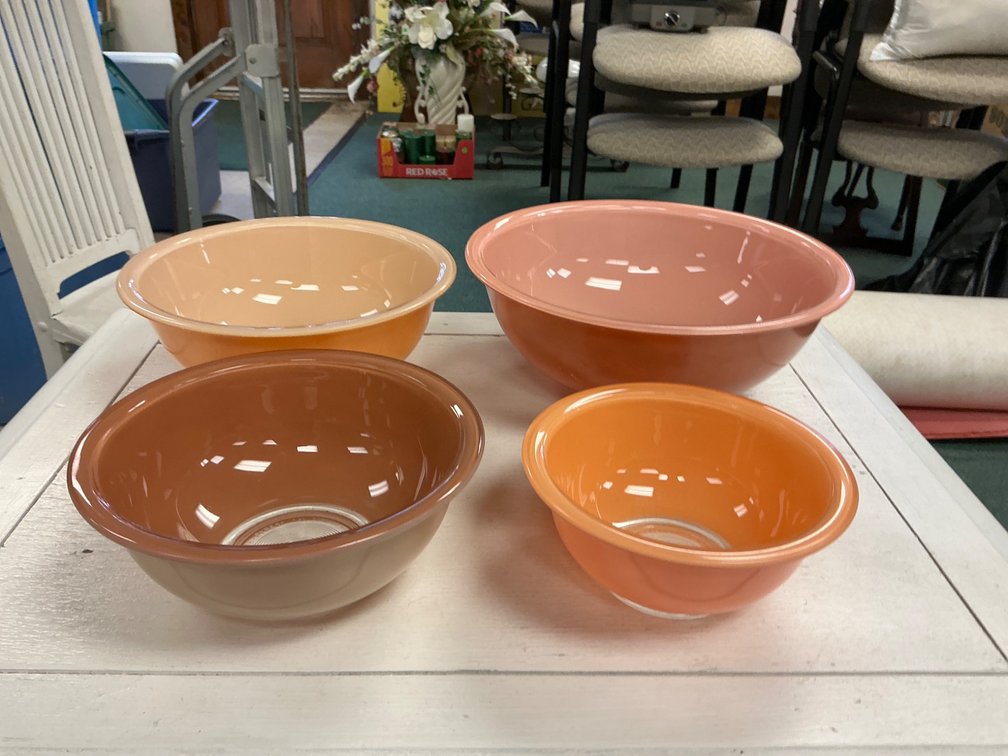Set of Four Pyrex Mixing Bowls in Graduated Earth Tones