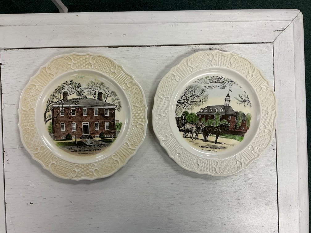 Set of Two Collector Plates Featuring Williamsburg, VA Historic Sites