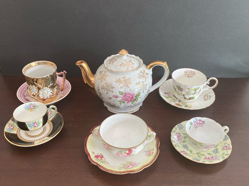 Teapot and tea cups