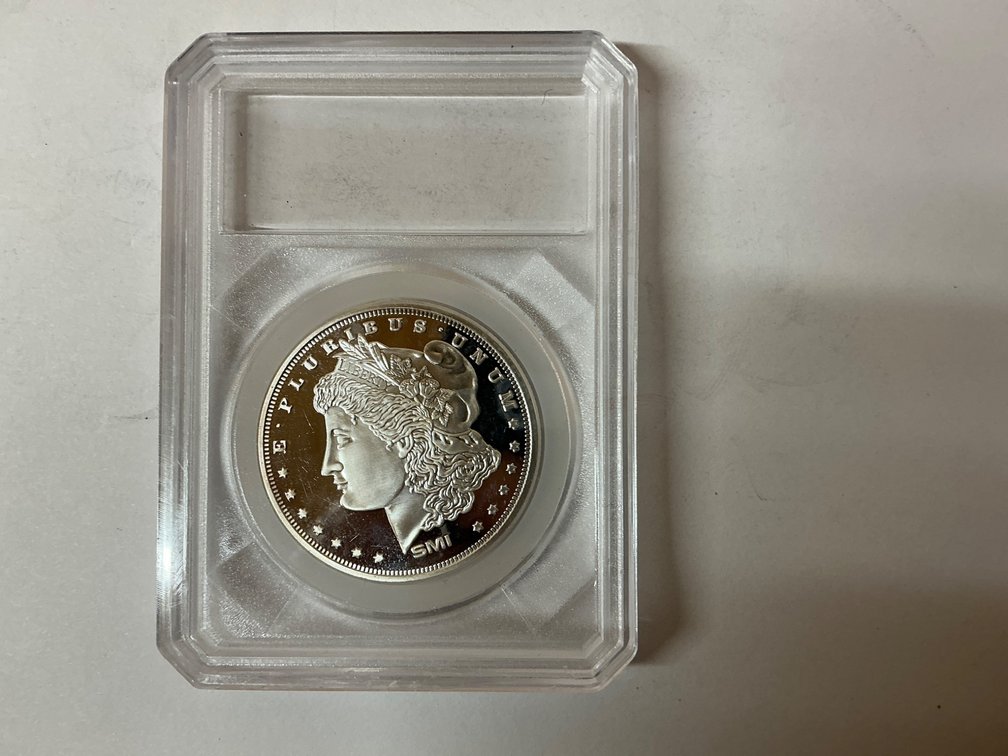 One Troy Ounce Sunshine Minting .999 Fine Silver Round in Protective Case