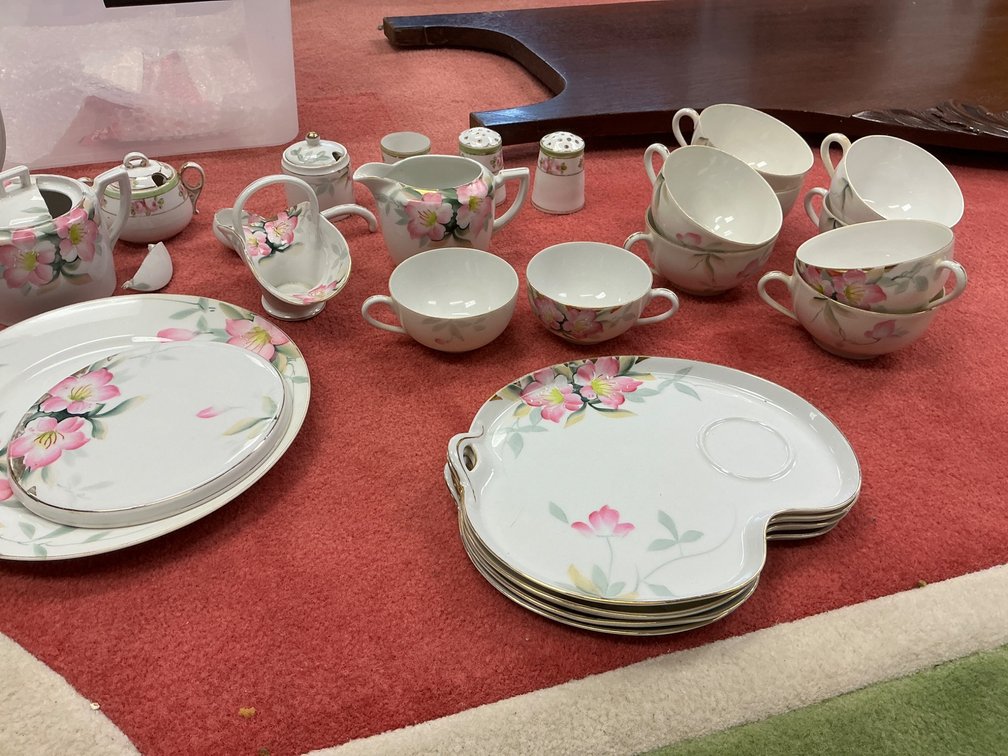 Bavaria Serving Plate and Noritake 8-Place Dinnerware Set with Floral Pattern
