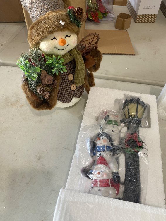 Decorative Holiday Snowman and Lamppost Set