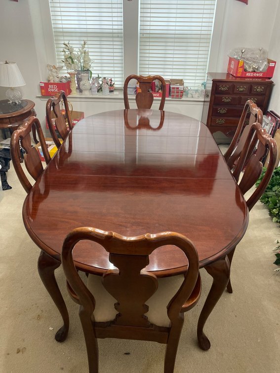 Dining Room Table With Six Chairs and Upholstered Seats