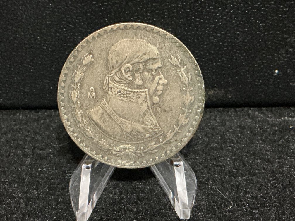 1957 Mexican Un Peso Coin Featuring National Arms and Miguel Hidalgo