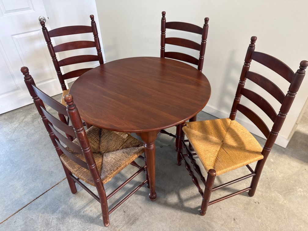 Henkel Harris Virginia Galleries Round Dining Table with Two Leaves and 4 Chairs