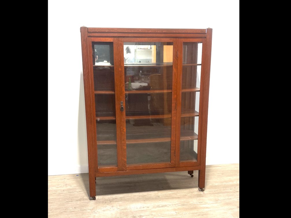 Gettysburg Furniture Co. No. 320 Oak China Closet
