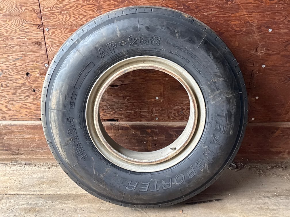 Transporter 11R22.5 Commercial Truck Tire on Rim