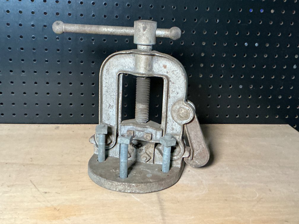 Cast Metal Hinged Yoke Pipe Vise