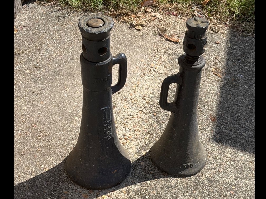 Cast Iron Mechanical Bell-Base Screw Jacks, Pair