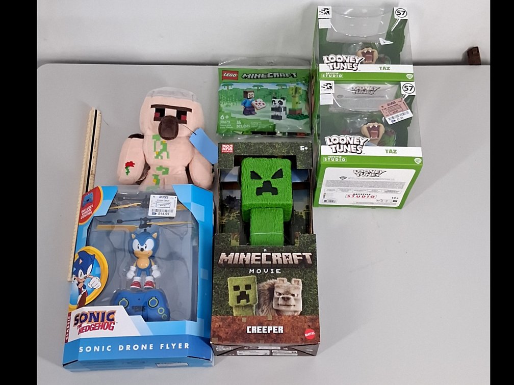 lot of 5 action figures incl. Sonic, Minecraft,
