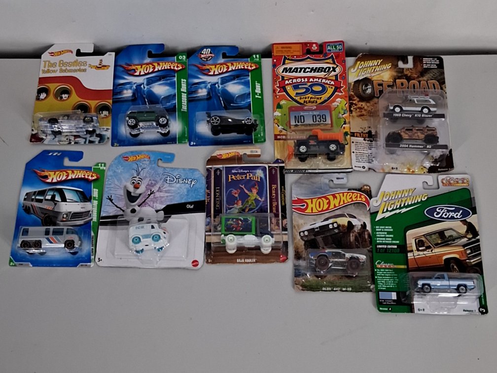 10 toy cars in packaging incl. Hotwheels,
