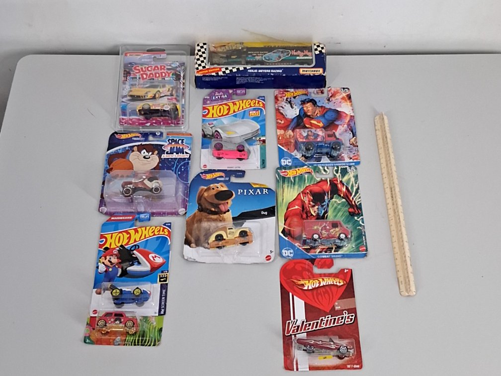 10 toy cars in packaging incl. Hotwheels and