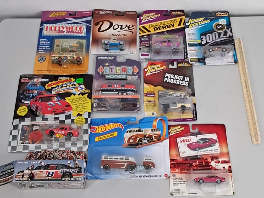 10 toy cars in packaging incl. Hotwheels, Racing