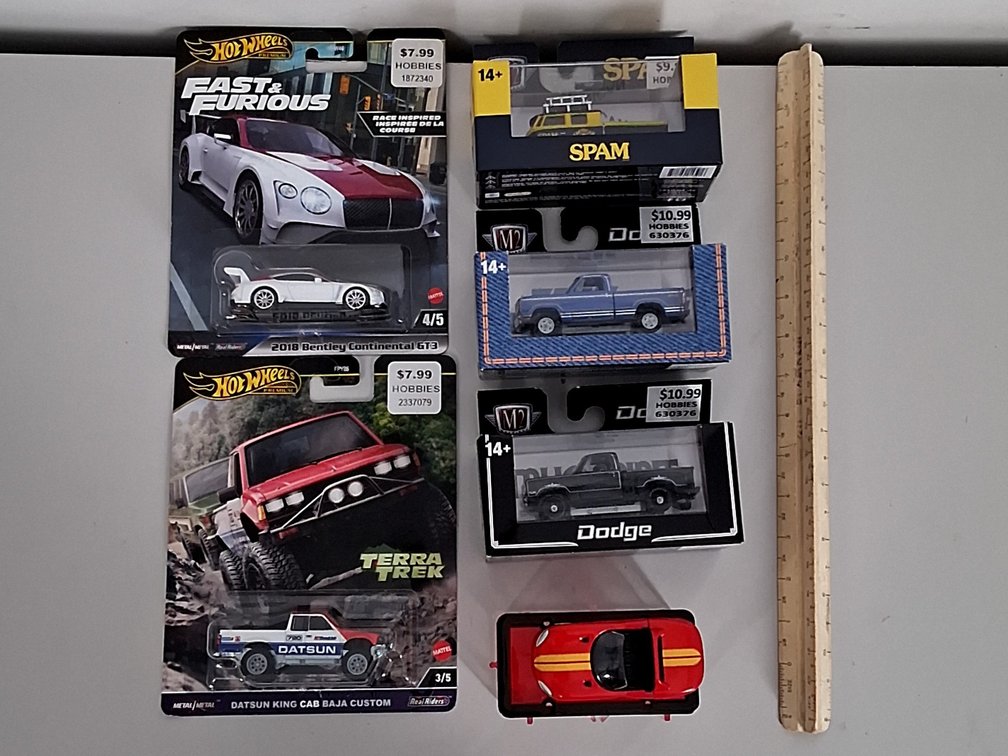 6 toy cars in packaging incl. Hotwheels and